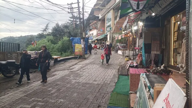 मैक्लोडगंज में बारिश और नवरात्र से पर्यटन कारोबार पर असर, होटलों में 20% ऑक्यूपेंसी
